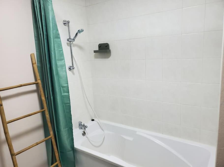 Appartement Moderne En Ville Armentières Extérieur photo